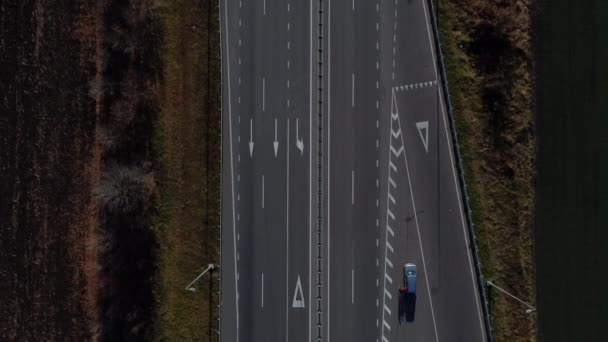 가을에는 이길을따라 달리고 포장된 도로에서 사이에 표시가 자동차 위에서 자동차 — 비디오