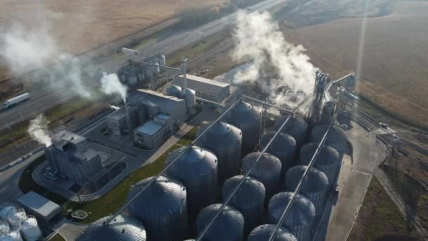 穀物エレベーター 穀物だ 大規模な金属構造穀物エレベーター 穀物貯蔵施設 最上階だ 穀物貯蔵だ シロスだ 金属製の格納庫だ 近代的な新しいエレベーター工場 農業事業です — ストック動画