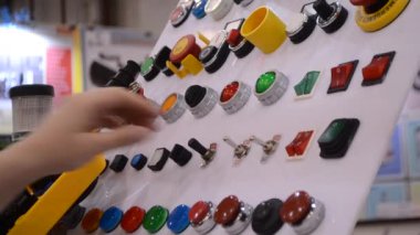 Kontrol panelindeki farklı düğmelere basan kadın