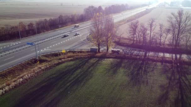 Piękna Krajobrazowa Autostrada Samochody Pola Uprawne Zbiorach Słoneczny Jesienny Dzień — Wideo stockowe