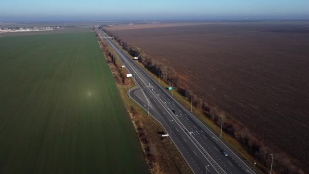 Piękny Krajobraz Czarna Brukowana Autostrada Białymi Oznaczeniami Wiele Przejeżdżających Samochodów — Wideo stockowe
