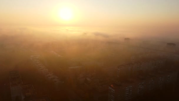 黎明日出在城市的场景 黎明时分阳光灿烂 多层建筑的屋顶笼罩着雾气 许多住宅城镇的头像 全景风景 城市风景 城市风景 空中无人驾驶飞机视图 — 图库视频影像