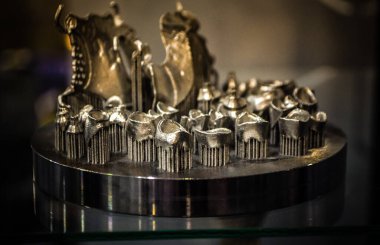 Metal 3D yazıcıya yakın plan basılmış. Nesne lazer sindirim makinesine basılmış. Metal tozundan modern 3D yazıcı. Kavramsal katkı maddesi DMLS, SLM, SLS 3D yazdırma teknolojisi