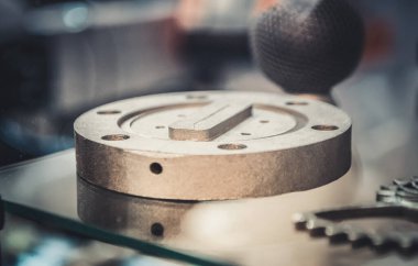 Metal tozundan metal 3D yazıcıya basılmış nesne. Lazer sintilasyon makinesine basılmış nesne. Metal tozundan modern 3D yazıcı baskısı. İlerici katkı maddesi DMLS, SLM, SLS 3D yazdırma teknolojisi