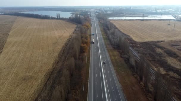 Krajobraz Autostrada Samochody Pola Uprawne Zbiorach Jeziora Jesienny Dzień Latanie — Wideo stockowe