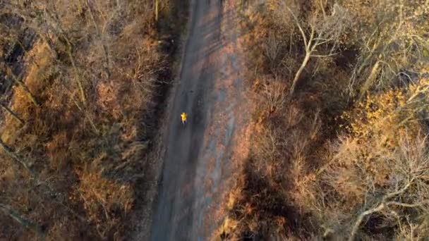 Mujer Con Chaqueta Amarilla Monta Una Bicicleta Camino Tierra Negro — Vídeo de stock