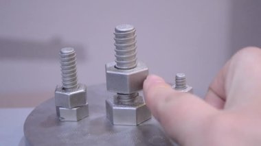 3 boyutlu yazıcıya lazer sinterle metal tozundan bir nesne basılmış. Seçici lazer eritme teknolojisi. Metal yazıcıda yaratılan metal parçasında kadın parmağı büküyor. Yeni modern teknolojiler