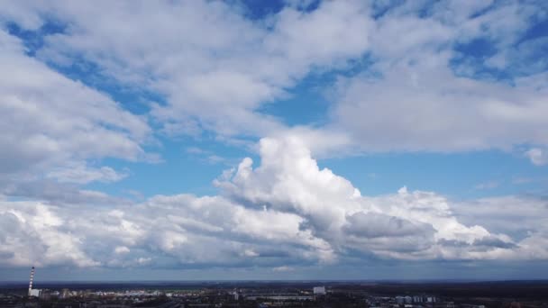 日中の強い風の中で青い空に白い積雲の速い動き パノラマの自然背景 雲のように 風景画 雨の曇りの天気 空中ドローンビュー — ストック動画