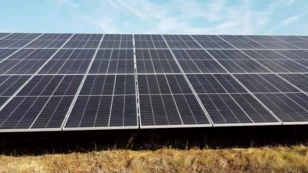 太陽光発電所 晴れた日に太陽光発電所のモジュール上を飛行します 再生可能エネルギー 新しい近代技術 太陽電池モジュールのフォトバッテリ 代替グリーン電力 — ストック動画
