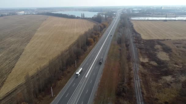 Krajobraz Autostrada Samochody Pola Uprawne Zbiorach Jeziora Jesienny Dzień Latanie — Wideo stockowe