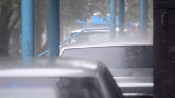 Déšť Kapající Déšť Dešťové Kapky Dopadly Střechu Auta Ulici Městě — Stock video