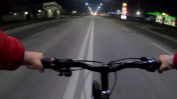 Mężczyzna Jeżdżący Nocą Rowerze Drodze Mieście Jazda Rowerze Środku Drogi — Wideo stockowe