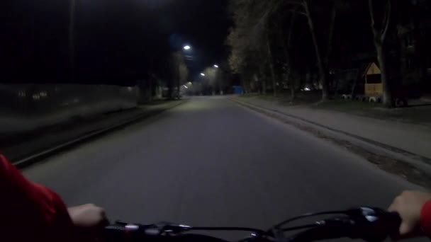 Чоловік Їде Велосипеді Дорозі Місті Вночі Їзда Велосипеді Посеред Дороги — стокове відео