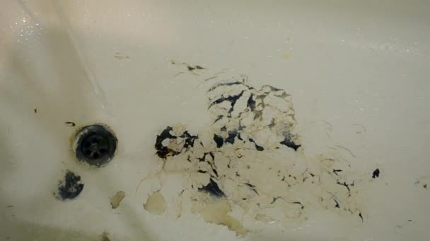 旧的生锈的浴缸 漆皮剥落 卫生间的孔和流动的水 浴室的排水孔和水龙头喷出的水柱 自来水从水龙头中流出 旧的破浴缸里的自来水 — 图库视频影像