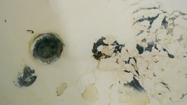 Vieja Bañera Oxidada Con Pintura Descascarada Agujero Del Baño Agua — Vídeo de stock