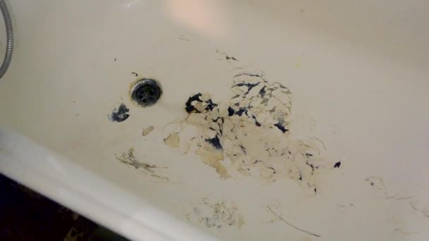 Alte Rostige Badewanne Mit Abblätternder Farbe Badezimmer Loch Und Fließendes — Stockvideo