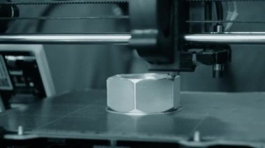 3D yazıcı. 3D yazıcı yakın plan yazdırıyor. Erimiş plastik Extruder 'dan akıyor ve prototip modelini oluşturuyor. 3D yazıcı için yeni modern katkı teknolojileri. Modelleme için elektronik aygıt