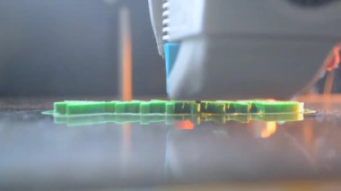3D yazıcı. 3D yazıcı yakın plan yazdırıyor. Erimiş plastik Extruder 'dan akıyor ve prototip modelini oluşturuyor. 3D yazıcı için yeni modern katkı teknolojileri. Modelleme için elektronik aygıt