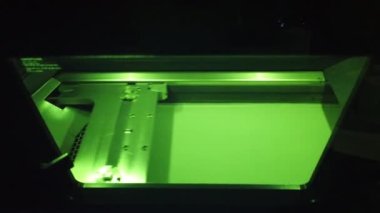Metal için 3D yazıcı çalışıyor. 3D yazıcı lazer altında metal tozu kullanarak metal tozundan bir nesne çıkarıyor. SLM. Seçici lazer eritme teknolojisi. Eriyen metal tozu