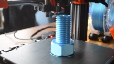 3D yazıcı. 3D yazıcı yakın plan yazdırıyor. Erimiş plastik Extruder 'dan akıyor ve prototip modelini oluşturuyor. 3D yazıcı için yeni modern katkı teknolojileri. Modelleme için elektronik aygıt.