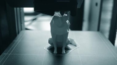 3D yazıcı. 3D yazıcı yakın plan yazdırıyor. Erimiş plastik Extruder 'dan akıyor ve prototip modelini oluşturuyor. 3D yazıcı için yeni modern katkı teknolojileri. Modelleme için elektronik aygıt.