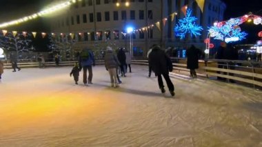 Kyiv, Ukrayna, 13 Ocak 2019 açık hava buz pateni pisti. Birçok insan yeni yıl ve yılbaşı ışıklarıyla süslenmiş açık hava buz pateni pistinde paten kayıyor.
