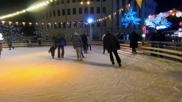 2019年1月13日 乌克兰基辅 露天溜冰场 冬天的夜晚 许多人在一个装饰有新年和圣诞装饰的露天溜冰场上滑冰 — 图库视频影像