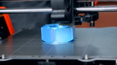 3D yazıcı. 3D yazıcı yakın plan yazdırıyor. Erimiş plastik Extruder 'dan akıyor ve prototip modelini oluşturuyor. Modellik için elektronik cihaz. 3D yazıcı için yeni modern katkı teknolojileri.