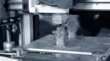 3D yazıcı. 3D yazıcı yakın plan yazdırıyor. Erimiş plastik Extruder 'dan akıyor ve prototip modelini oluşturuyor. 3D yazıcı için yeni modern katkı teknolojileri. Modelleme için elektronik aygıt.