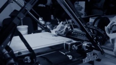 3D yazıcı. 3D yazıcı yakın plan yazdırıyor. Erimiş plastik Extruder 'dan akıyor ve prototip modelini oluşturuyor. 3D yazıcı için yeni modern katkı teknolojileri. Modelleme için elektronik aygıt.