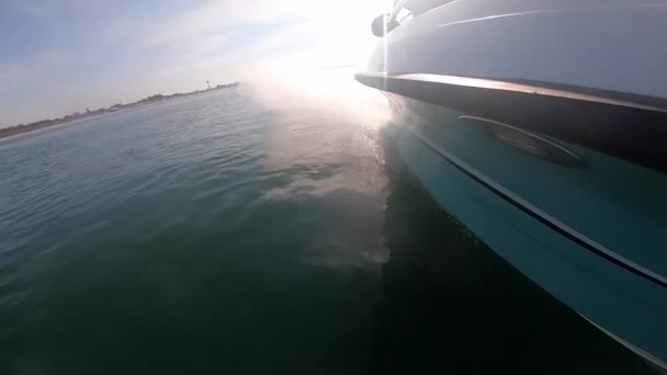 Моторная Лодка Быстро Плавает Прыгает Морской Поверхности Воды Солнечный Летний — стоковое видео