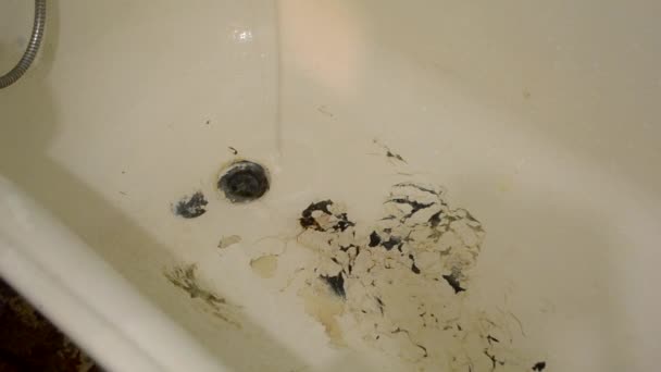 Boya Soyan Eski Paslı Küvet Banyodaki Drenaj Deliği Musluktan Akan — Stok video
