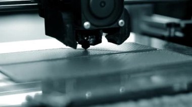 3D yazıcı. 3D yazıcı yakın plan yazdırıyor. Erimiş plastik Extruder 'dan akıyor ve prototip modelini oluşturuyor. 3D yazıcı için yeni modern katkı teknolojileri. Modelleme için elektronik aygıt.