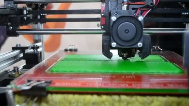 3D yazıcı. 3D yazıcı yakın plan yazdırıyor. Erimiş plastik Extruder 'dan akıyor ve prototip modelini oluşturuyor. 3D yazıcı için yeni modern katkı teknolojileri. Modelleme için elektronik aygıt.