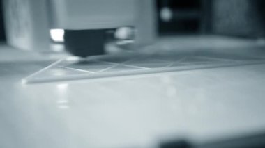 3D yazıcı. 3D yazıcı yakın plan yazdırıyor. Erimiş plastik Extruder 'dan akıyor ve prototip modelini oluşturuyor. 3D yazıcı için yeni modern katkı teknolojileri. Modelleme için elektronik aygıt.