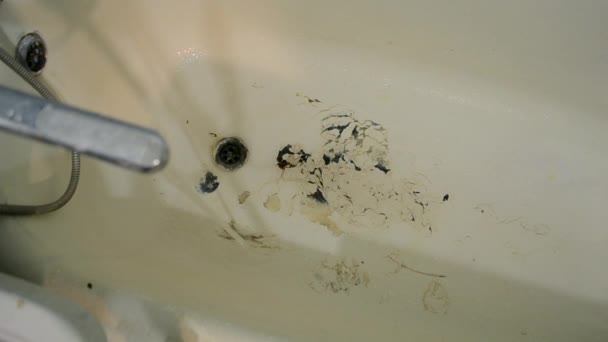 Banheira Enferrujada Velha Com Tinta Descascamento Furo Drenagem Banheiro Jato — Vídeo de Stock