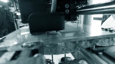 3D yazıcı. 3D yazıcı yakın plan yazdırıyor. Erimiş plastik Extruder 'dan akıyor ve prototip modelini oluşturuyor. 3D yazıcı için yeni modern katkı teknolojileri. Modelleme için elektronik aygıt.
