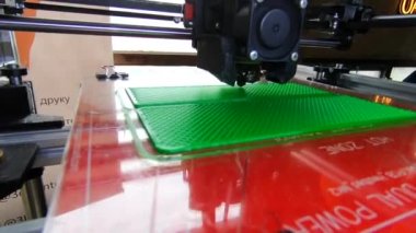 3D yazıcı. 3D yazıcı yakın plan yazdırıyor. Erimiş plastik Extruder 'dan akıyor ve prototip modelini oluşturuyor. 3D yazıcı için yeni modern katkı teknolojileri. Modelleme için elektronik aygıt.