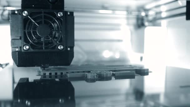 3Dプリンター 3Dプリンタの印刷のクローズアップ 押出機と形成プロトタイプモデルから流れる溶融プラスチック 3Dプリンターを印刷するための新しい近代的な添加剤技術 モデリング用電子デバイス — ストック動画