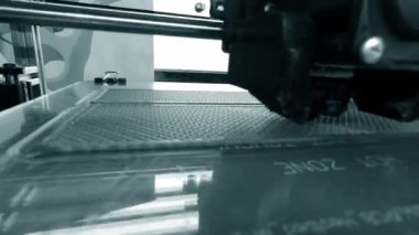 3D yazıcı. 3D yazıcı yakın plan yazdırıyor. Erimiş plastik Extruder 'dan akıyor ve prototip modelini oluşturuyor. 3D yazıcı için yeni modern katkı teknolojileri. Modelleme için elektronik aygıt.