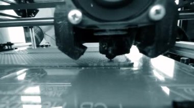 3D yazıcı. 3D yazıcı yakın plan yazdırıyor. Erimiş plastik Extruder 'dan akıyor ve prototip modelini oluşturuyor. 3D yazıcı için yeni modern katkı teknolojileri. Modelleme için elektronik aygıt.