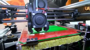 3D yazıcı. 3D yazıcı yakın plan yazdırıyor. Erimiş plastik Extruder 'dan akıyor ve prototip modelini oluşturuyor. 3D yazıcı için yeni modern katkı teknolojileri. Modelleme için elektronik aygıt.