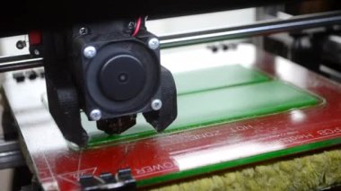 3D yazıcı. 3D yazıcı yakın plan yazdırıyor. Erimiş plastik Extruder 'dan akıyor ve prototip modelini oluşturuyor. 3D yazıcı için yeni modern katkı teknolojileri. Modelleme için elektronik aygıt.
