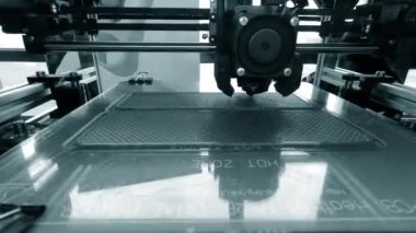 3D yazıcı. 3D yazıcıyı çalıştırıyorum. Erimiş plastikten 3D yazıcı nesnesi. Prototip basılıyor. Yeni modern baskı teknolojisi 3D yazıcıda. Katkı sağlayan yenilikçi teknolojiler. FDM