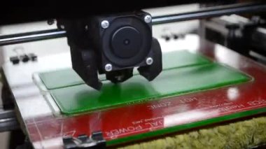 3D yazıcı. 3D yazıcıyı çalıştırıyorum. Erimiş plastikten 3D yazıcı nesnesi. Prototip basılıyor. Yeni modern baskı teknolojisi 3D yazıcıda. Katkı sağlayan yenilikçi teknolojiler. FDM