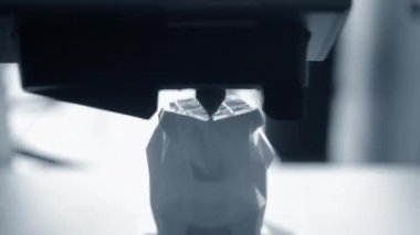 3D yazıcı. 3D yazıcıyı çalıştırıyorum. Erimiş plastikten 3D yazıcı nesnesi. Prototip basılıyor. Yeni modern baskı teknolojisi 3D yazıcıda. Katkı sağlayan yenilikçi teknolojiler. FDM