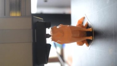 3D yazıcı. 3D yazıcıyı çalıştırıyorum. Erimiş plastikten 3D yazıcı nesnesi. Prototip basılıyor. Yeni modern baskı teknolojisi 3D yazıcı. Katkı sağlayan yenilikçi teknolojiler. FDM Dikey