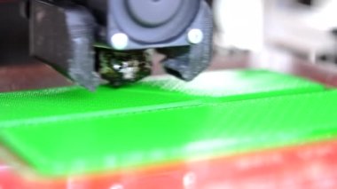 3D yazıcı. 3D yazıcı yakın plan yazdırıyor. Erimiş plastik Extruder 'dan akıyor ve prototip modelini oluşturuyor. 3D yazıcı için yeni modern katkı teknolojileri. Modelleme için elektronik aygıt.