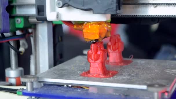 3D打印机3D打印机打印特写 熔融出挤出机的塑料 并形成原型模型 用于打印3D打印机的新的现代附加技术 用于建模的电子设备 — 图库视频影像