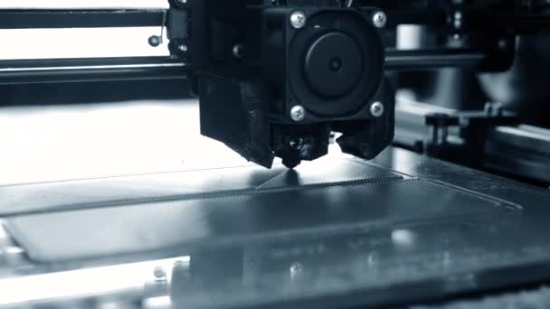 3D打印机3D打印机打印特写 熔融出挤出机的塑料 并形成原型模型 用于打印3D打印机的新的现代附加技术 用于建模的电子设备 — 图库视频影像
